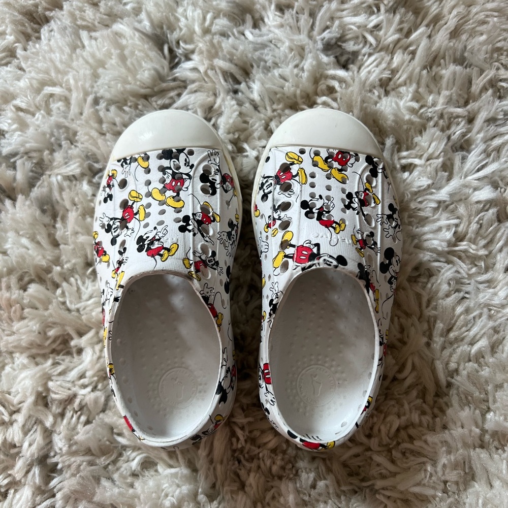 NATIVE SHOES x Disney Jefferson Print Slip-On Sneaker Mickey